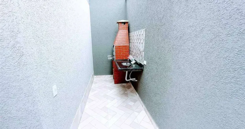 Excelente casa de condomínio sobreposta baixa com 02 dormitórios, sendo 01 suíte, e amplo quintal reservado com churrasqueira. o imóvel está localizado na nova mirim, bairro que concentra vários servi