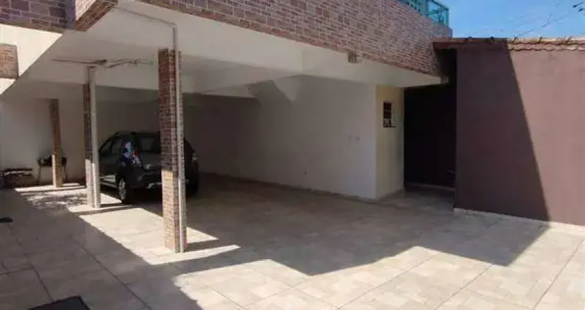 Excelente sobrado de condomínio com 02 dormitórios, 01 banheiro social, 01 lavabo e quintal privativo. O imóvel está localizado no Tude Bastos, bairro que tem recebido muita valorização através de rec