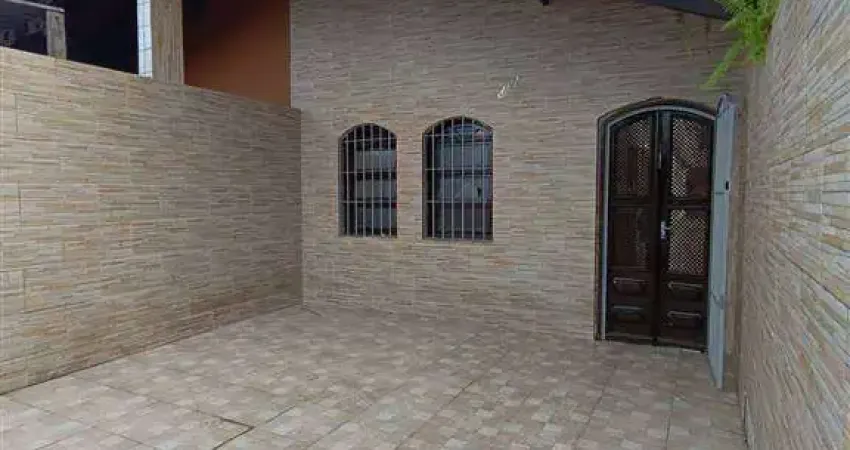 Excelente casa geminada com 03 dormitórios, sendo 01 suíte, 02 vagas de garagem, amplo espaço gourmet com churrasqueira. o imóvel está localizado no vilamar na vila caiçara, bairro que vem recebendo e