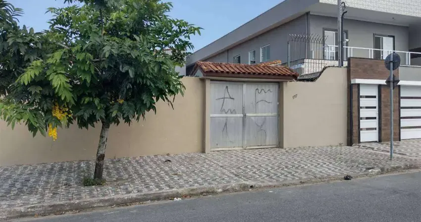 Excelente casa isolada com 03 dormitórios, sendo 01 suíte, edícula com 02 dormitórios, piscina, churrasqueira e 06 vagas de garagem no Balneário Maracanã.