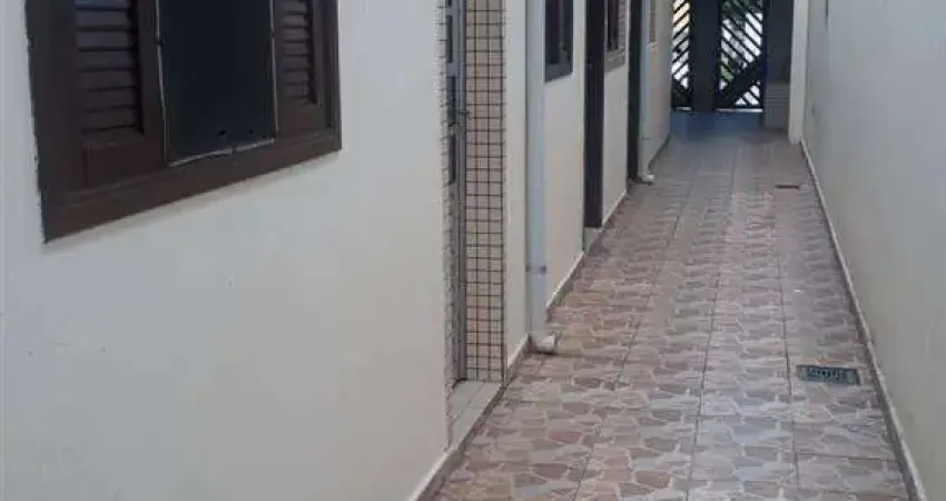 Excelente casa de condominio com quintal privativop no tude bastos.