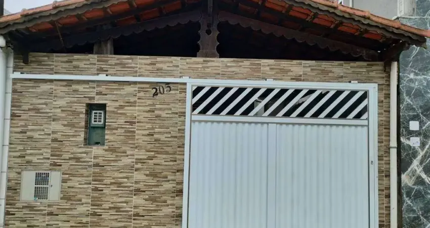 Excelente casa reformada com 02 dormitórios, 02 vagas de garagem. o imóvel está localizado no balneário maxland, bairro que tem recebido muita valorização através de recentes investimentos em praia gr