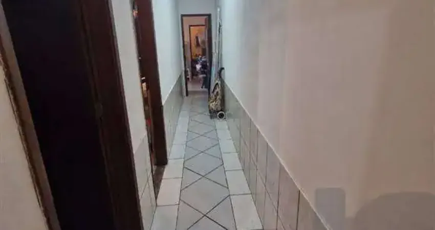 Excelente casa geminada de 02 dormitórios, sendo 01 suíte, 02 vagas de garagem. o imóvel está localizado na cidade ocian, bairro mais tradicional de praia grande, que se destaca pelo comércio forte e 