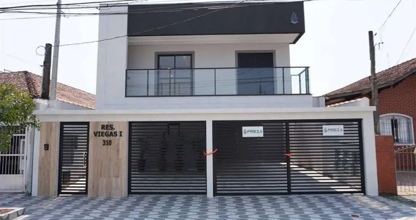 Excelente sobrado de condomínio com 03 dormitórios, sendo 01 suíte, sacada com churrasqueira, 01 vaga de garagem. O imóvel está localizado na Vila Mirim, bairro que tem recebido muita valorização atra