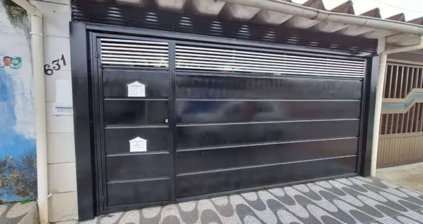 Excelente casa geminada com 01 dormitório, sala, cozinha, 02 vagas de garagem, 01 edícula sendo suíte e mais 02 cômodos na parte superior. o imóvel está localizado no jardim melvi, bairro que vem se v