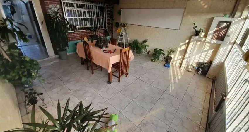 Excelente casa geminada com 02 dormitórios, sendo 01 suíte, 02 vagas de garagem. o imóvel está localizado na cidade ocian, bairro mais tradicional de praia grande, que se destaca pelo comércio forte e