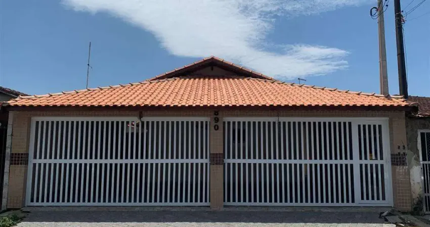 Excelente casa de condomínio de 02 dormitórios com amplo quintal reservado. O imóvel está localizado na Vila Mirim, bairro que vem recebendo e cada vez mais investimentos na infraestrutura, proporcion