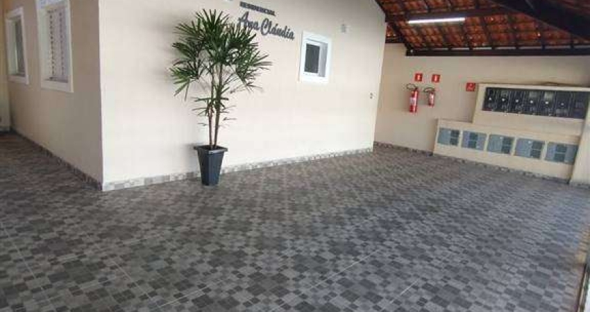 Excelente casa de condomínio de  02 dormitórios com quintal privativo. O imóvel está localizado na Vila Mirim, bairro que vem recebendo e cada vez mais investimentos na infraestrutura, proporcionando 