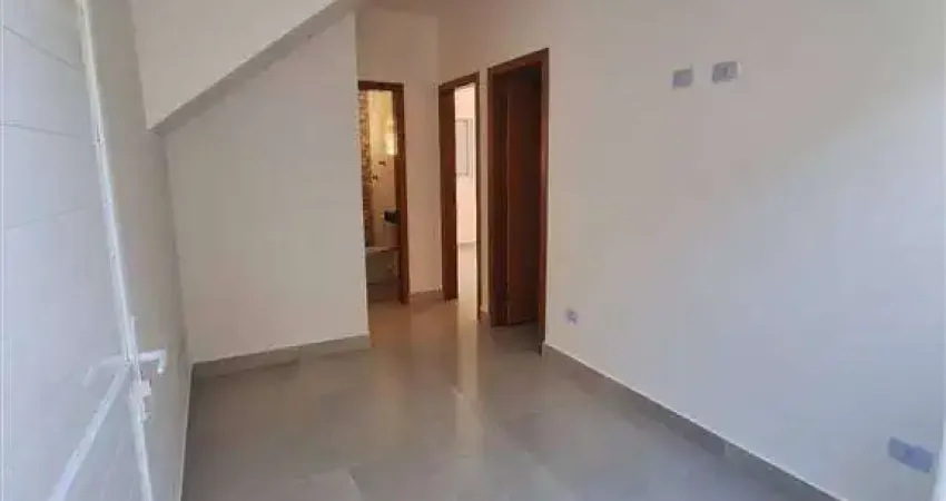 Excelente casa de condomínio com 02 dormitórios no bairro nova mirim em praia grande.