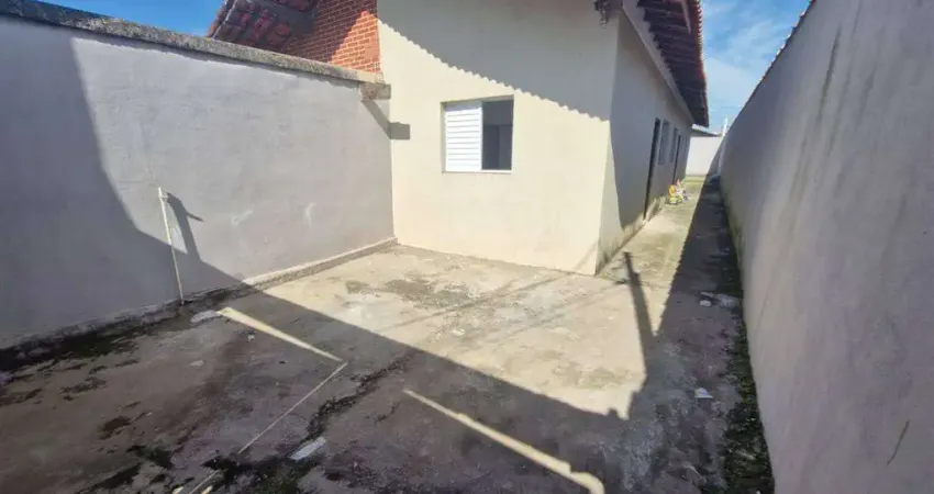 Excelente casa geminada com 02 dormitórios no bairro maracanã em praia grande!