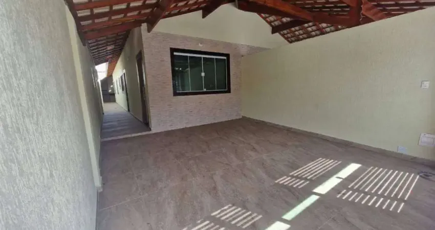 Excelente casa geminada com 02 dormitórios no bairro maracanã em praia grande!