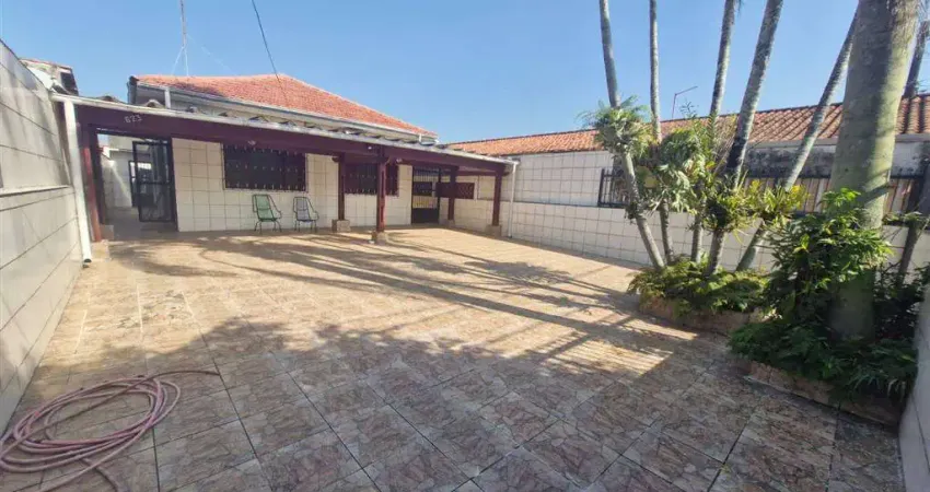 Excelente casa isolada com 02 dormitórios no bairro maracanã em praia grande!