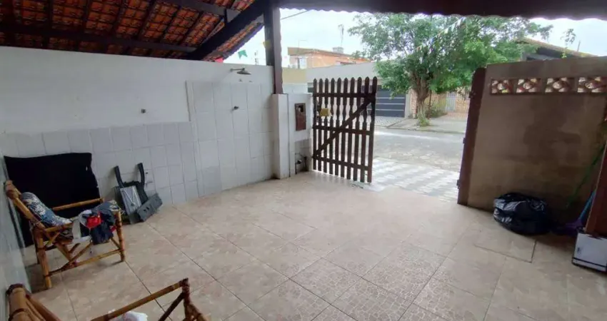 Excelente casa geminada de 01 dormitório e 02 vagas de garagem. O imóvel está localizado no Balneário Maracanã, localização que recebeu diversos investimentos na infraestrutura, proporcionando mais co