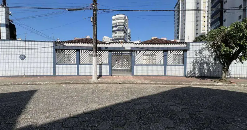 Excelente casa de condomínio tipo kitnet reformado com vaga de garagem. o imóvel está localizado na vila guilhermina, um dos bairros mais movimentados de praia grande, localização que recebeu diversos