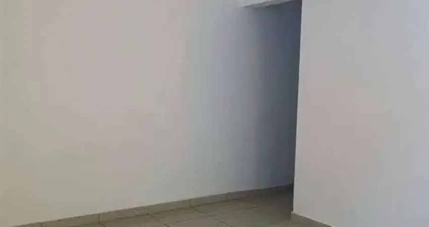 Excelente sobrado de condomínio com 02 dormitórios, 01 banheiro social, 01 lavabo e amplo quintal reservado. o imóvel está localizado no parque das américas, bairro que tem recebido muita valorização 