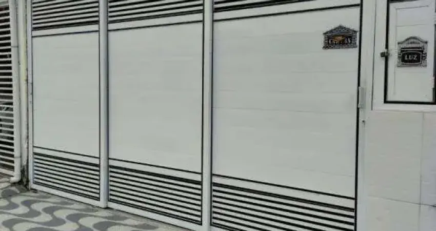 Excelente casa geminada de 02 dormitórios, sendo 01 suíte, 02 vagas de garagem piscina e churrasqueira. o imóvel está localizado na cidade ocian, bairro mais tradicional de praia grande, localização q