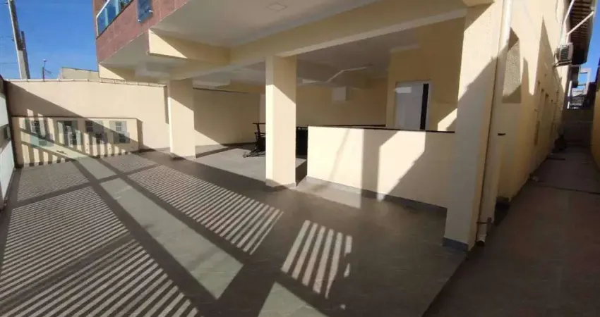 Excelente casa de condomínio sobreposta baixa com 02 dormitórios, sendo 01 suíte, amplo quintal reservado.  o imóvel está localizado no tude bastos, bairro que tem recebido muita valorização através d