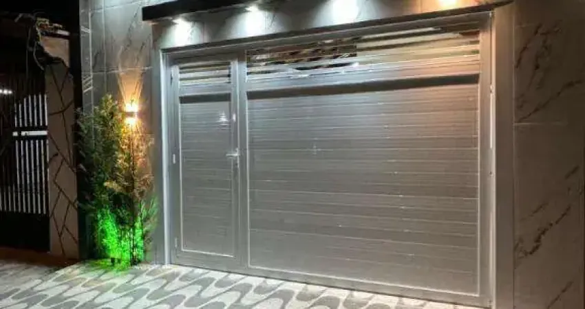 Excelente casa geminada com 02 dormitórios, sendo 01 suíte, 02 vagas de garagem, piscina e área gourmet com churrasqueira. o imóvel está localizado na cidade ocian, bairro mais tradicional de praia gr