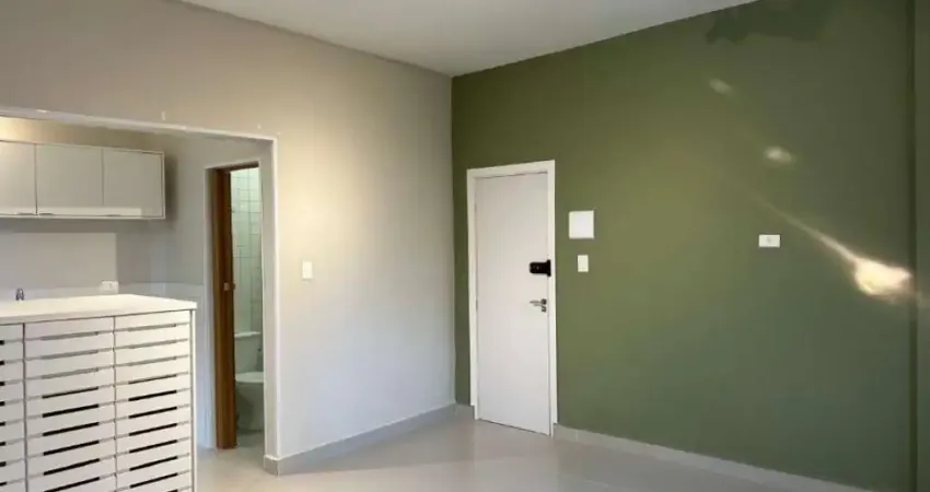 Excelente kitnete reformada e com planejados, de 1 dormitório, 1 banheiro, garagem coletiva. o imóvel está localizado no boqueirão, um dos bairros mais tradicionais e procurados por turistas e querido