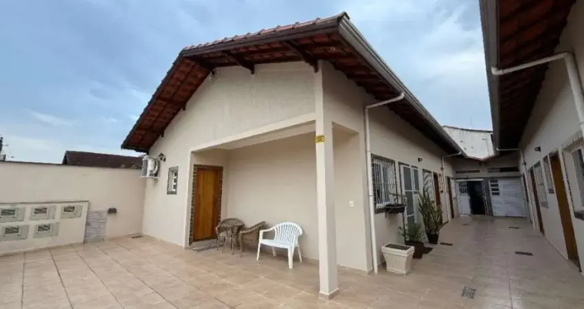 Excelente casa de condomínio de 01 dormitório com quintal privativo. o imóvel está localizado no balneário maracanã, localização que recebeu diversos investimentos na infraestrutura, proporcionando ma