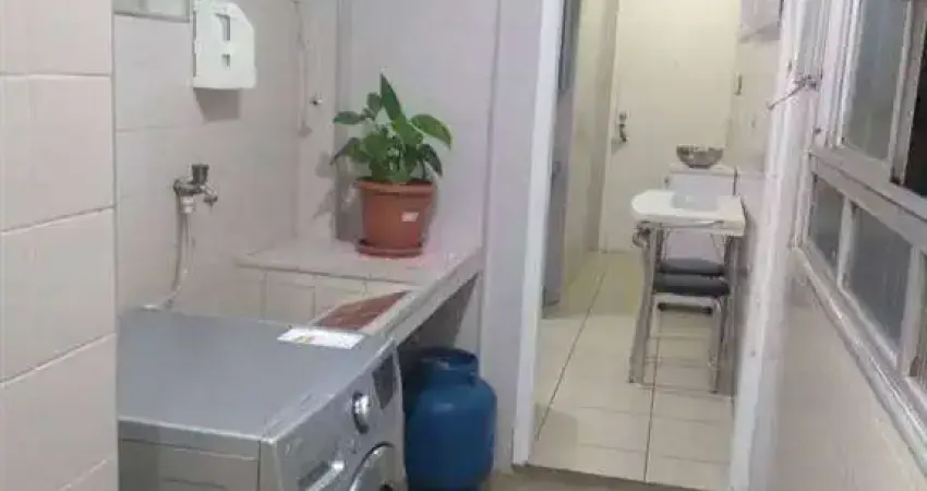 Excelente apartamento de 02 dormitórios, 01 banheiro social, 01 vaga de garagem e dependências de empregada. o imóvel está localizado no bairro do gonzaga, que é sinônimo de infraestrutura completa po