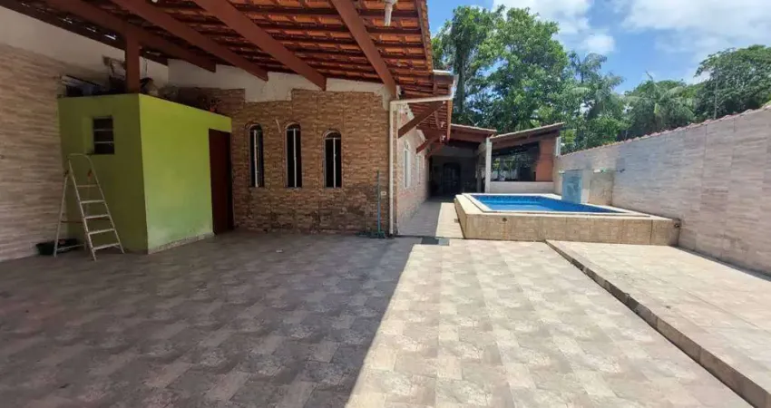 Excelente casa com 04 dormitórios, sendo 03 suítes, 03 vagas de garagem, piscina e amplo espaço com churrasqueira. o imóvel fica em mongaguá localização tranquila, proporcionando dias de descanso com 