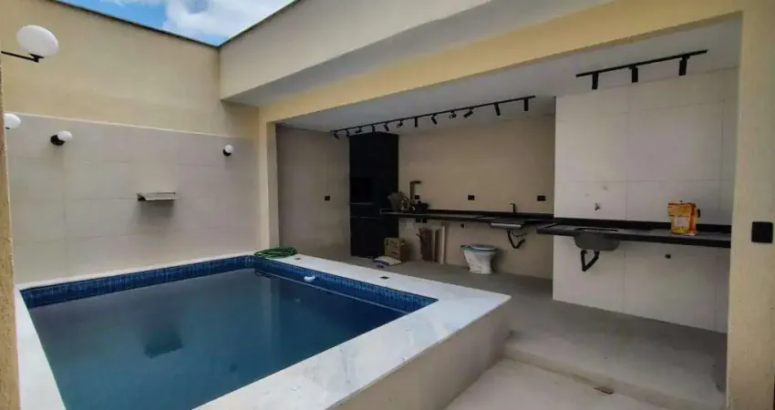 Excelente casa de alto padrão reformada com 3 dormitórios, sendo 01 suíte, ampla sala integrada com a cozinha, 04 vagas de garagem, área gourmet com churrasqueira e piscina aquecida. o imóvel está lo