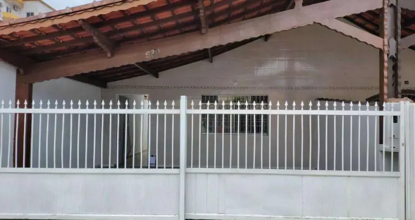 Excelente casa para locação de 02 dormitórios, sendo 01 suíte, ,2 vagas de garagem. o imóvel está localizado na vila caiçara, bairro que vem recebendo e cada vez mais investimentos na infraestrutura, 