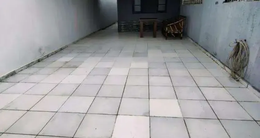 Excelente casa reformada de 02 dormitórios, com 04 vagas de garagem. o imóvel está localizado no solemar, bairro que se valorizado através de recentes investimentos em praia grande, proporcionando mai