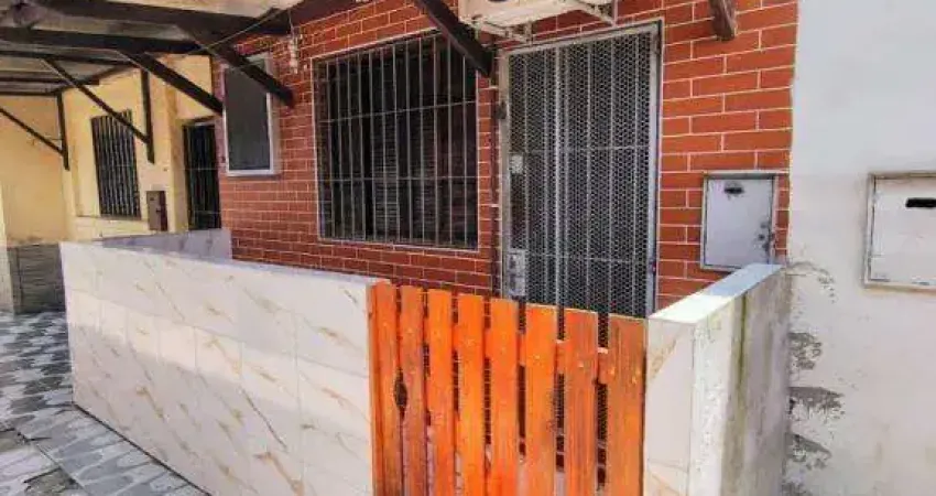 Excelente casa de condomínio tipo bangalô. o imóvel está localizado na vila caiçara, bairro que vem recebendo e cada vez mais investimentos na infraestrutura, além de ter o terceiro maior comércio de