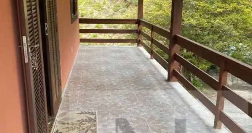 Casa para Locação em Petrópolis, Duarte Silveira, 2 dormitórios, 1 banheiro, 1 vaga