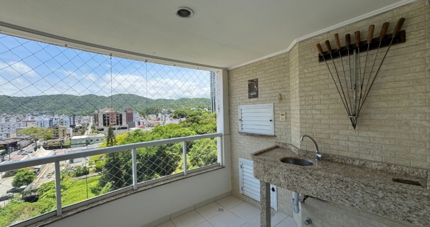 Apartamento quadra mar com churrasqueira a carvão!