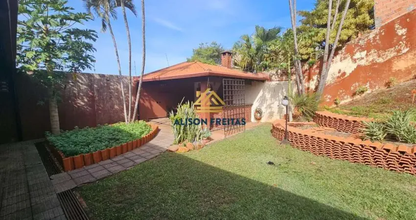Casa próximo ao centro, com amplo terreno em Ibiporã/PR