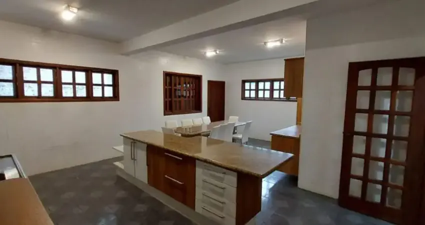 Casa espaçosa com 6 dormitórios, moradia ou clinica de beleza e estética!