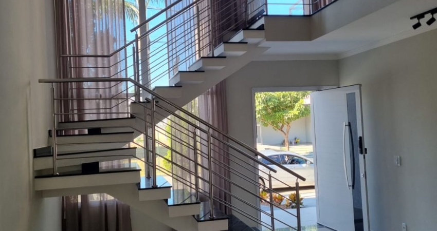 Casa com 04 dormitórios, aconchegante e no melhor condomínio do vale