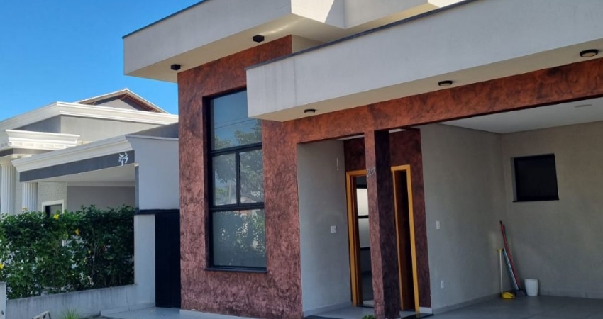 Casa térrea em condomínio fechado com 03 dormitórios
