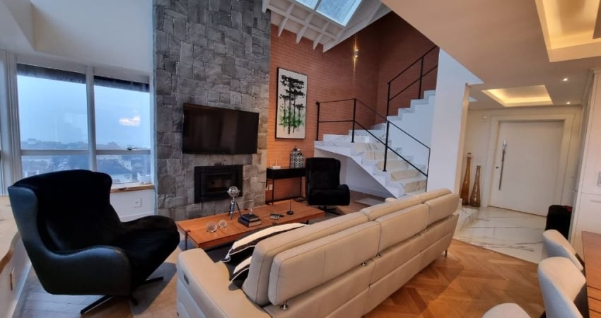 Triplex com 04 suítes, confortável, semimobiliada no centro de Gramado