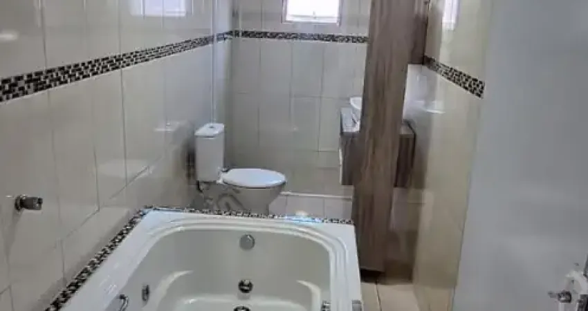 Casa sobrado em condomínio com 02 dormitórios, amplo quinta e bem localizado