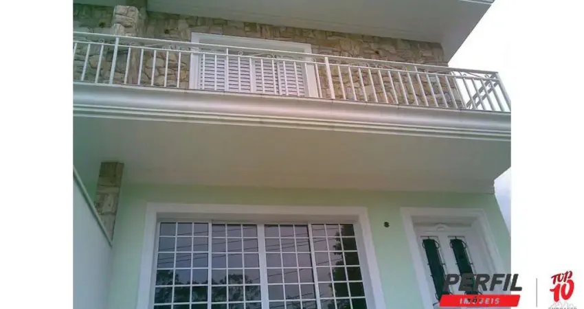 MARAVILHOSO SOBRADO COM FINO ACABAMENTO EM RUA ARBORIZADA