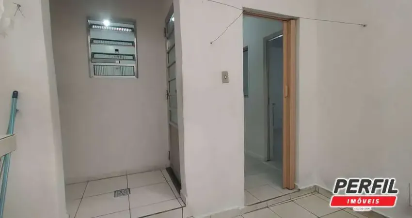 Casa térrea (fundos) para locação com 2 cômodos jd. roberto – osasco