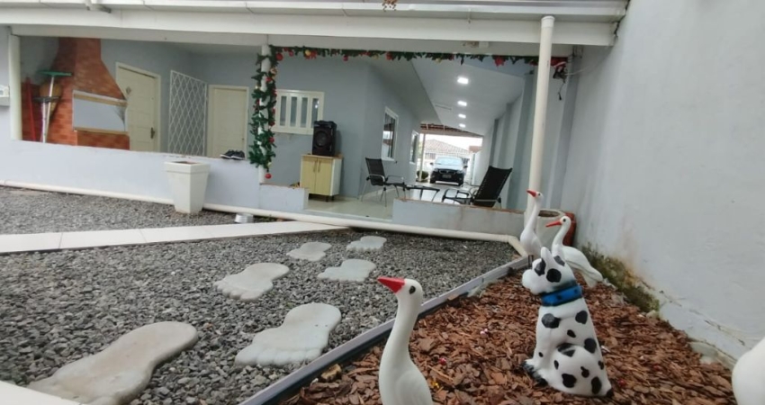 casa com lindo quintal no bairro aventureiro
