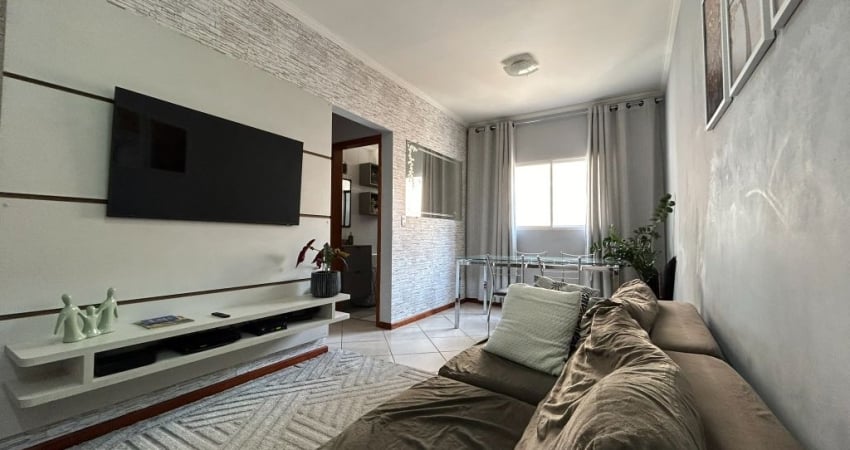 Apartamento de 02 dormitórios com móveis planejados no Residencial Espanha.