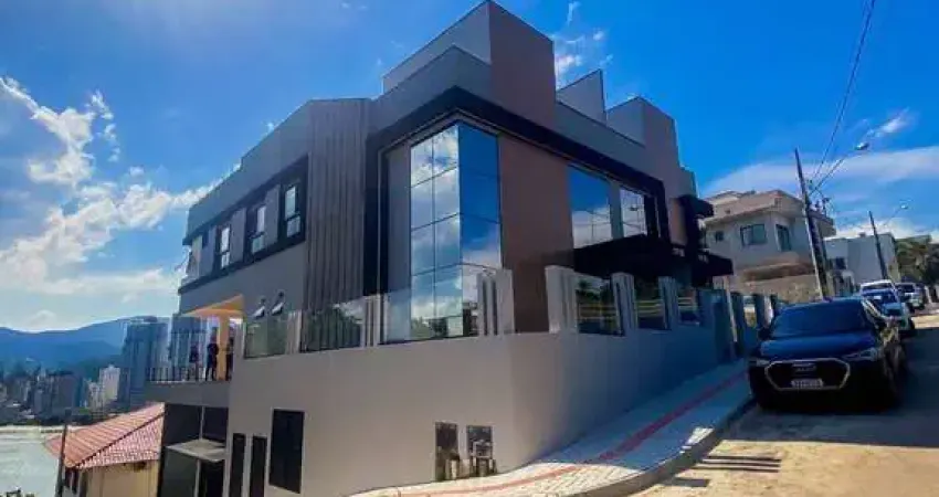 C79 - Linda residência localizada em Itapema