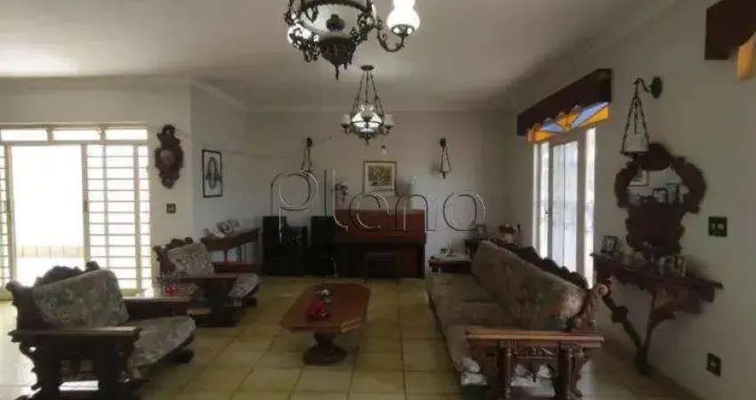 Casa à venda com com 268m² no Parque São Quirino em Campinas.