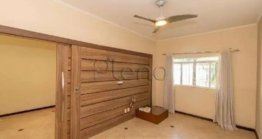 Casa à venda com 3 quartos no Parque São Quirino, Campinas.