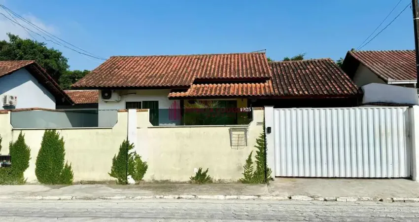Casa com 4 dormitórios sendo 1 suíte na Meia Praia em Navegantes - Patrícia Cous