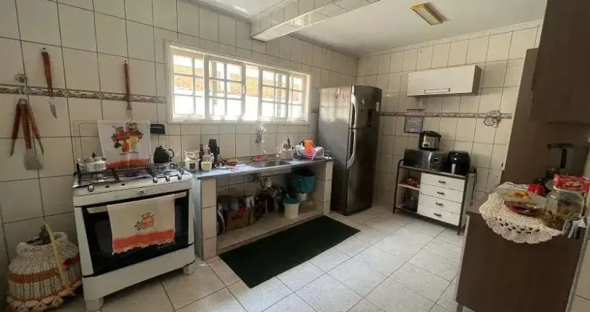Sobrado para Venda em Jacareí, Jardim Marcondes, 3 dormitórios, 1 suíte, 2 banheiros, 4 vagas