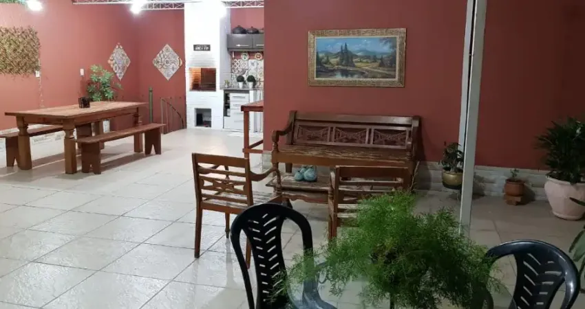 VENDO EXCELENTE CASA TRIPLEX COM 300M² ,  CENTRO DE NILOPOLIS , RUA DA SECRETARIA DE SEGURANÇA,  NO TERREO POSSUI UMA CASA INDEPENDENTE  DE 2 QUARTOS , RARIDADE  !!!!