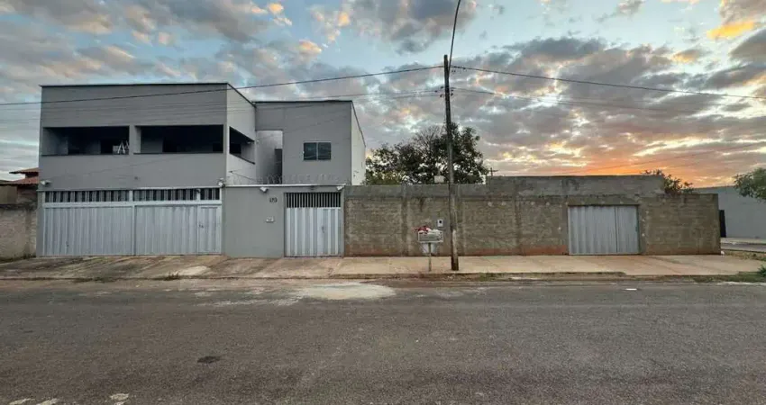Sobrado à venda em Goiânia-GO, Res. Beatriz Nascimento: 5 quartos, 2 suítes, 3 salas, 4 banheiros, 3 vagas de garagem, 275 m².