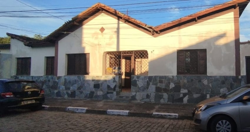 OPORTUNIDADE - Casa á venda no centro de Pindamonhangaba-SP.